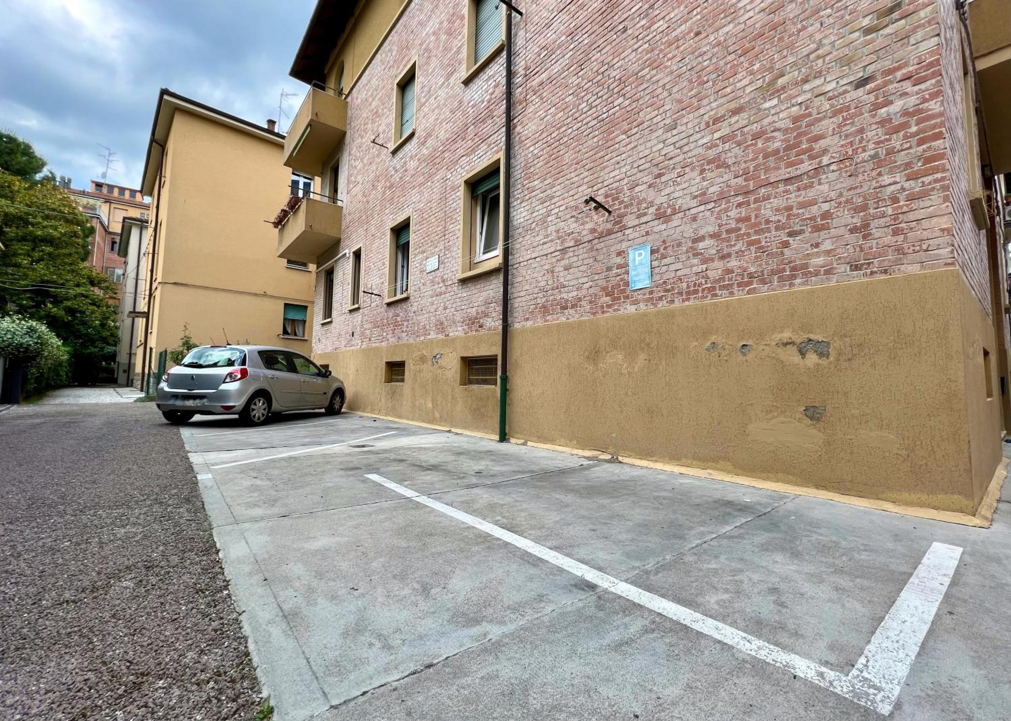 Charming Apartment Near Saragozza Bologna Bagian luar foto