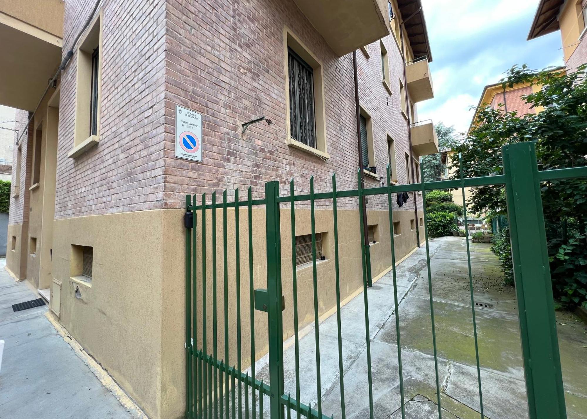 Charming Apartment Near Saragozza Bologna Bagian luar foto