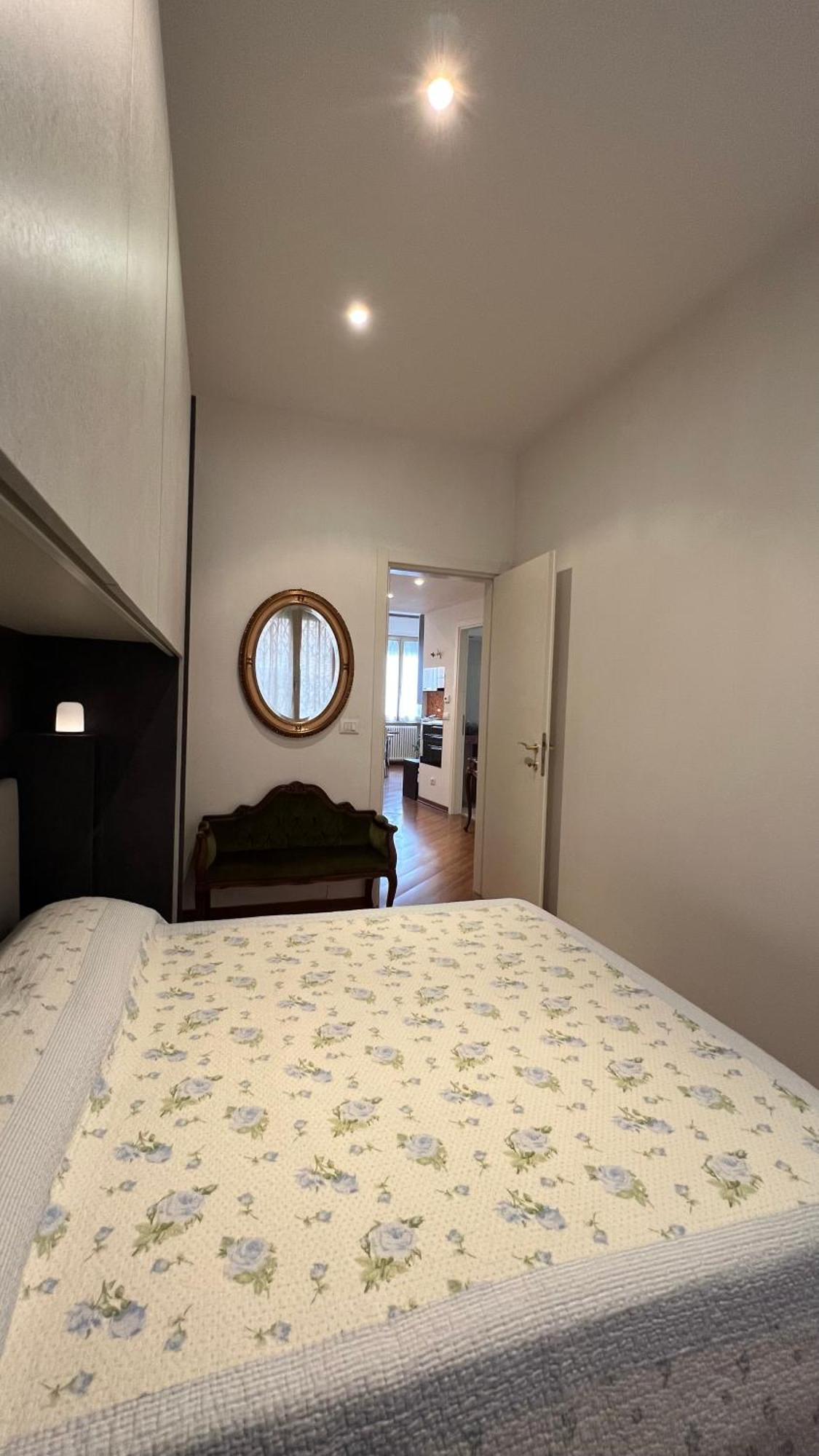 Charming Apartment Near Saragozza Bologna Bagian luar foto